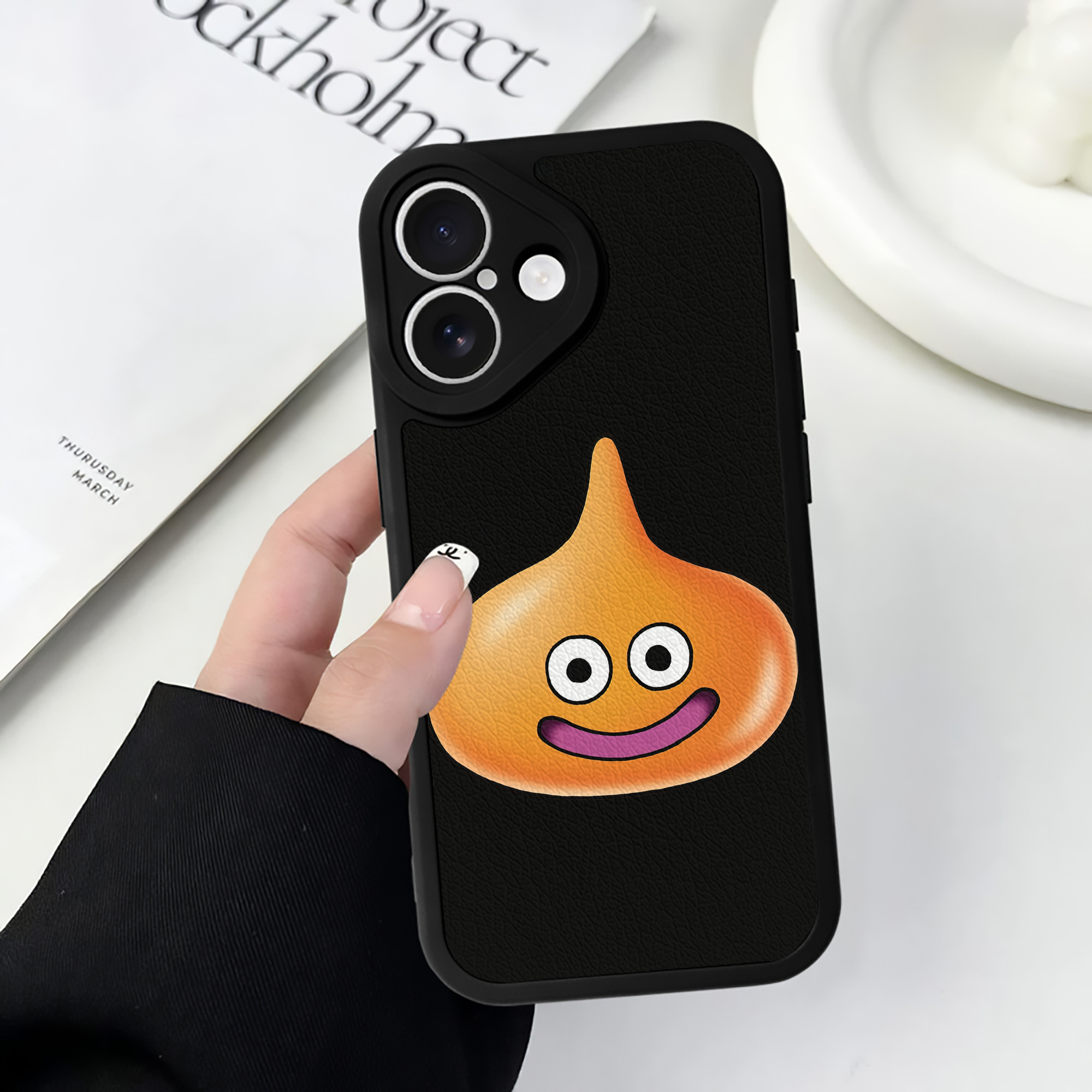 （画像用） ドラゴンクエスト Doragon Kuesuto Dragon Quest 【iPhone 16シリーズ対応】シリコンスマホケース（レザー調） 材質：シリコン